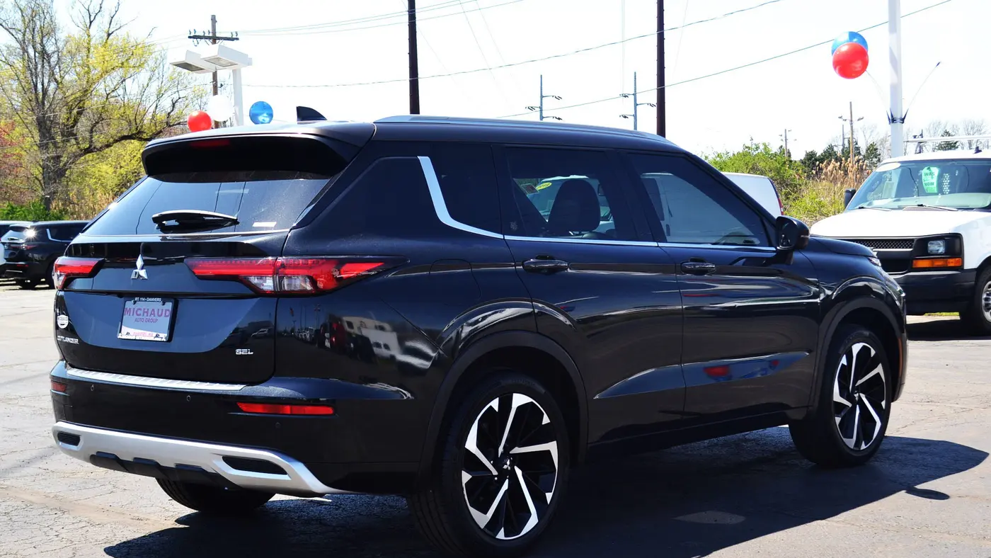 2023 Mitsubishi Outlander SE