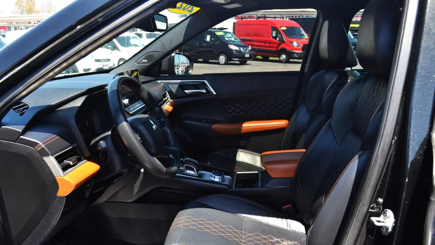2023 Mitsubishi Outlander SE