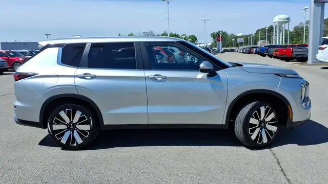 2025 Mitsubishi Outlander SE