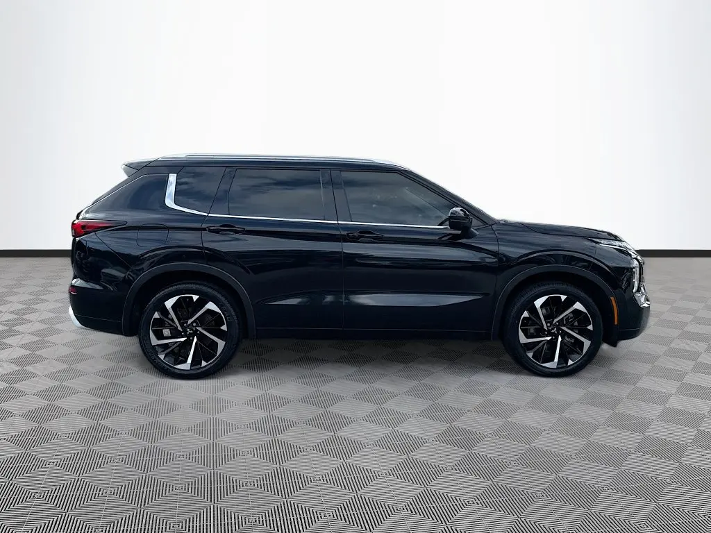 2022 Mitsubishi Outlander - $16,186