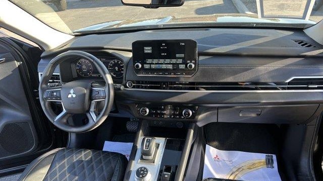 2023 Mitsubishi Outlander SE