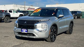 2024 Mitsubishi Outlander with Alloy Silver Metallic/Black Roof Exterior