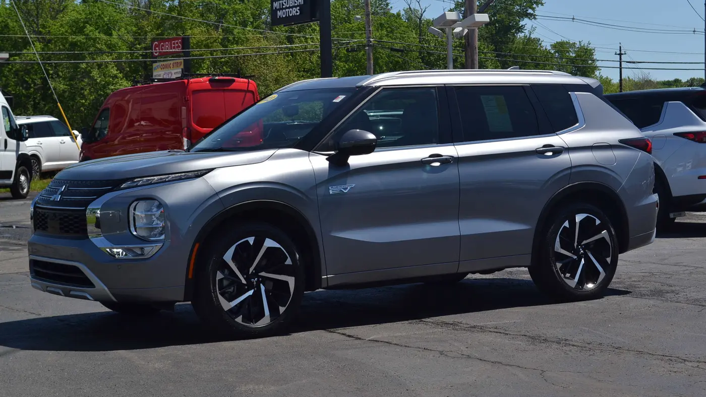 Preowned 2023 Mitsubishi Outlander PHEV SEL for Sale