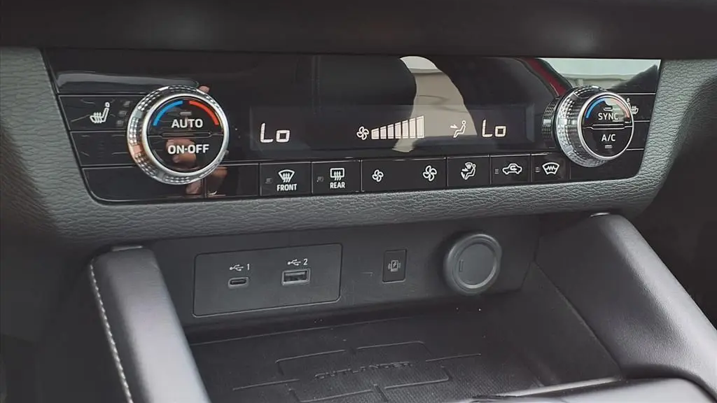 2025 Mitsubishi Outlander PHEV SE