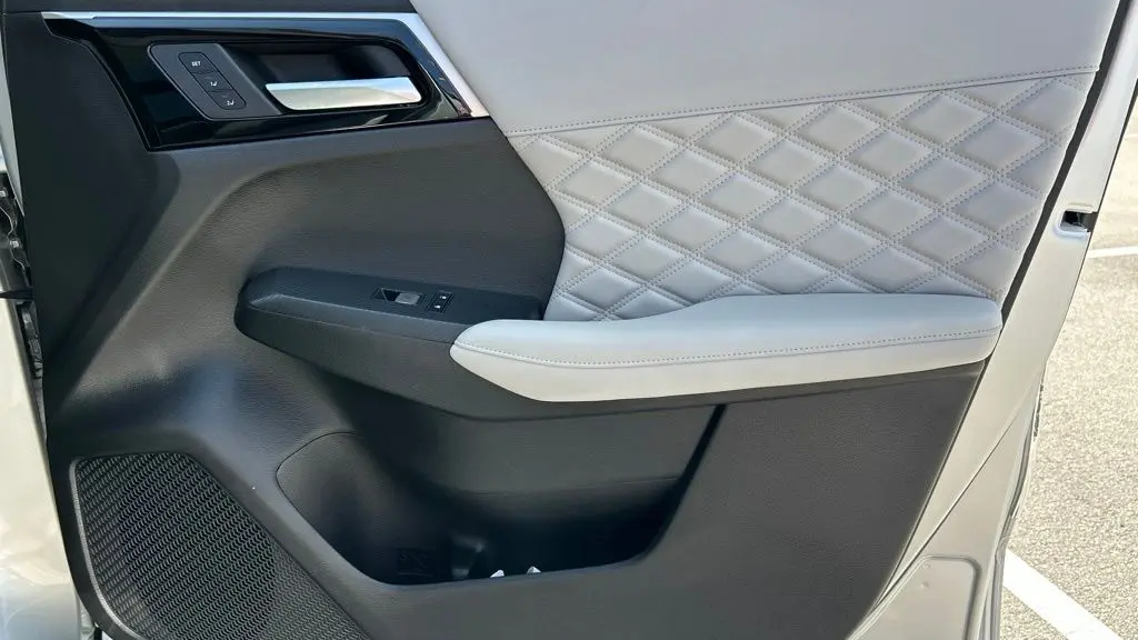 2025 Mitsubishi Outlander PHEV SEL