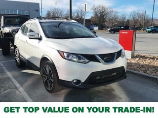 2017 Nissan Rogue Sport with Pearl White Exterior