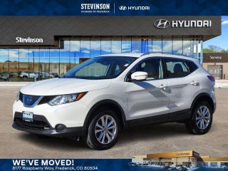 2019 Nissan Rogue Sport with Pearl White Tricoat Exterior