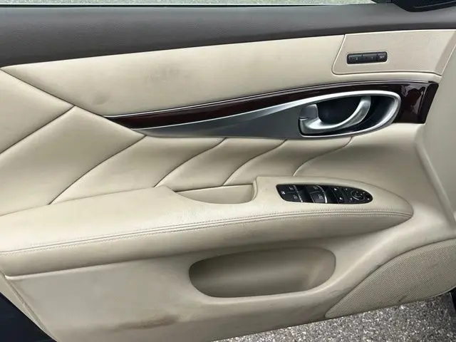 2012 INFINITI M - $15,900