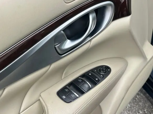 2012 INFINITI M - $15,900