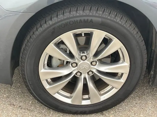 2012 INFINITI M - $15,900
