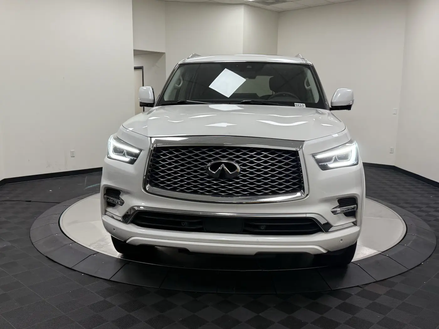 2023 INFINITI QX80 Luxe — photo 1 of 12