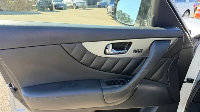 2017 INFINITI QX70 Base