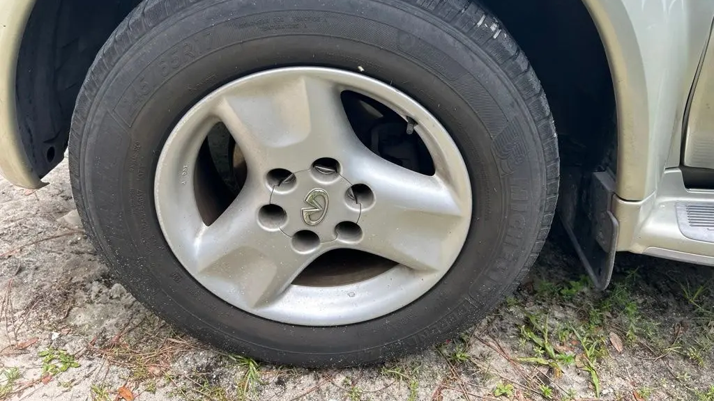 2001 INFINITI QX4 Base