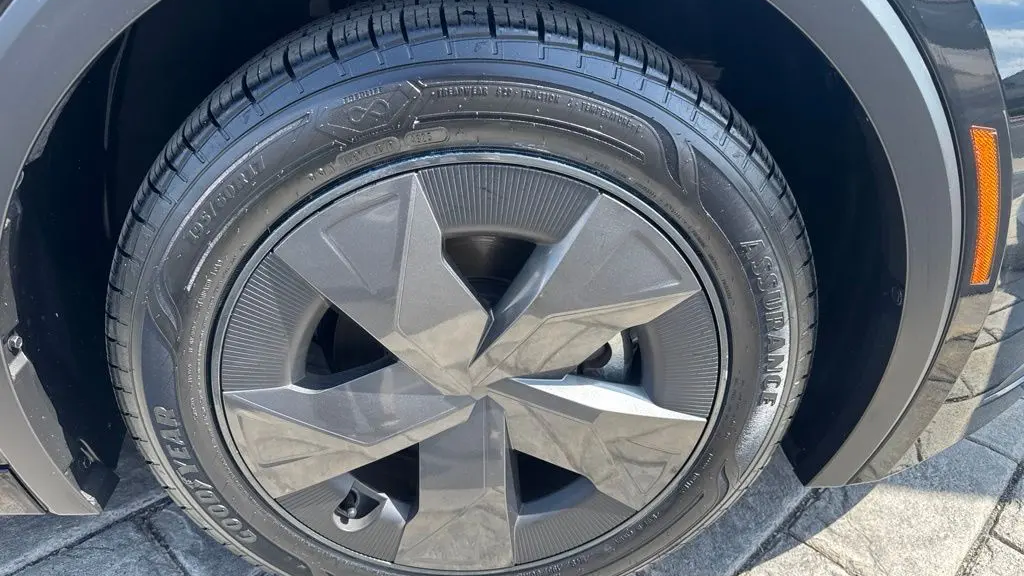 2023 Toyota Prius LE