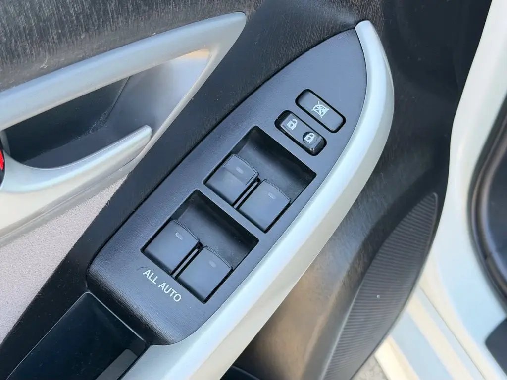 2013 Toyota Prius - $15,751