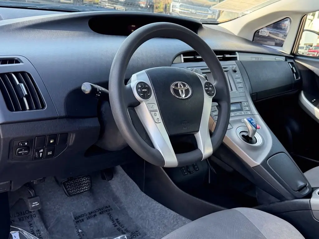 2013 Toyota Prius - $15,751