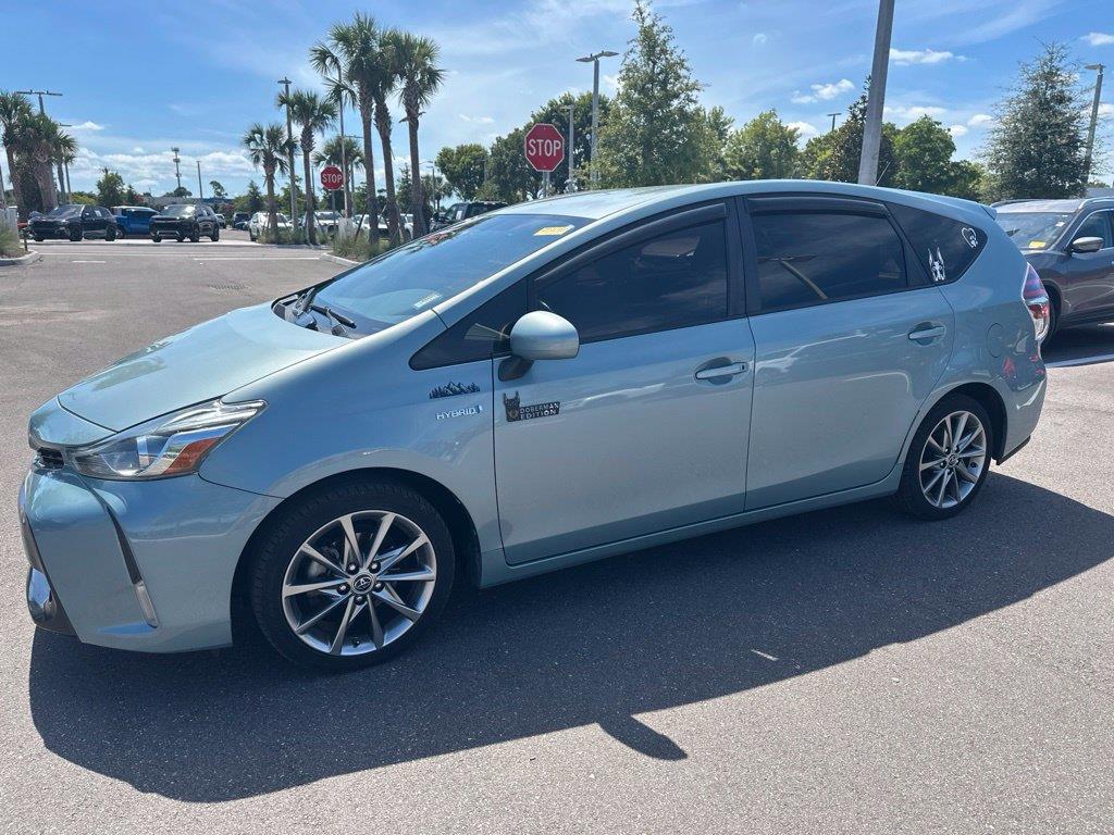 2017 Toyota Prius v Five — photo 1 of 12