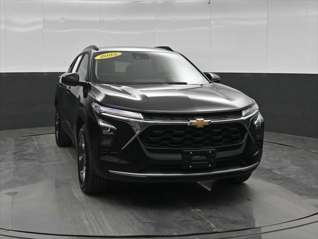 2025 Chevrolet Trax LT — photo 1 of 12