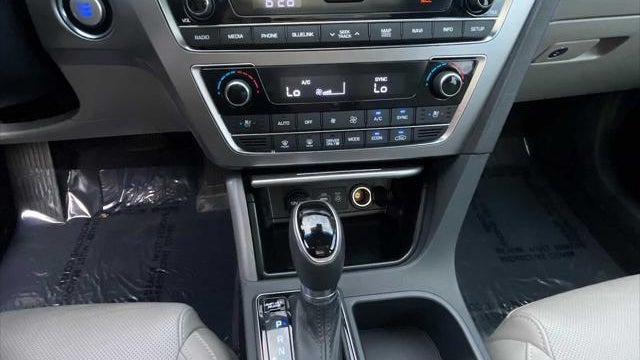 2017 Hyundai SONATA Hybrid Limited