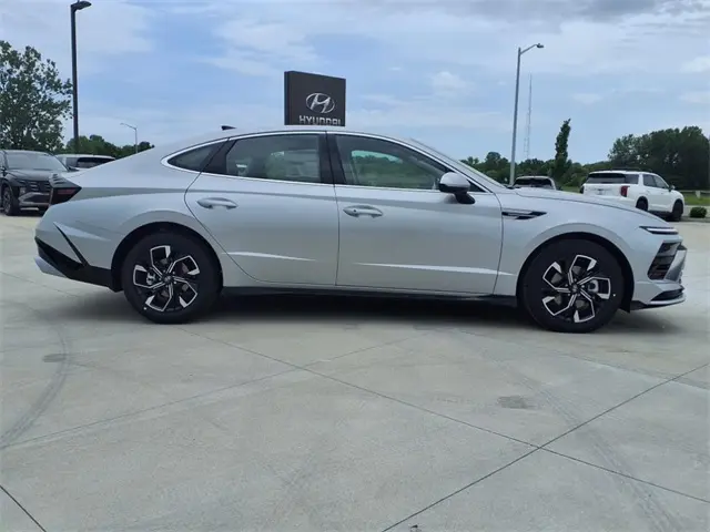 2025 Hyundai SONATA SEL — photo 1 of 12