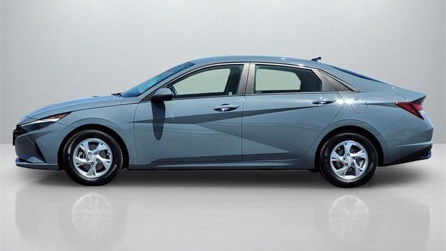 2022 Hyundai ELANTRA SE