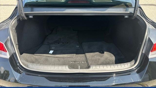 2023 Hyundai ELANTRA SE