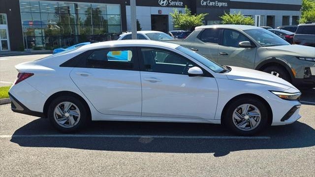 2024 Hyundai ELANTRA SE