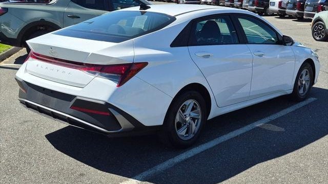 2024 Hyundai ELANTRA SE