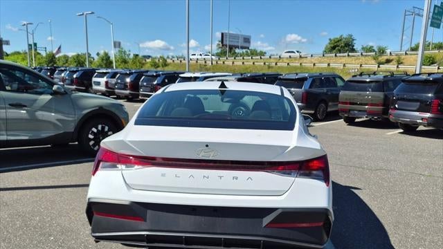 2024 Hyundai ELANTRA SE