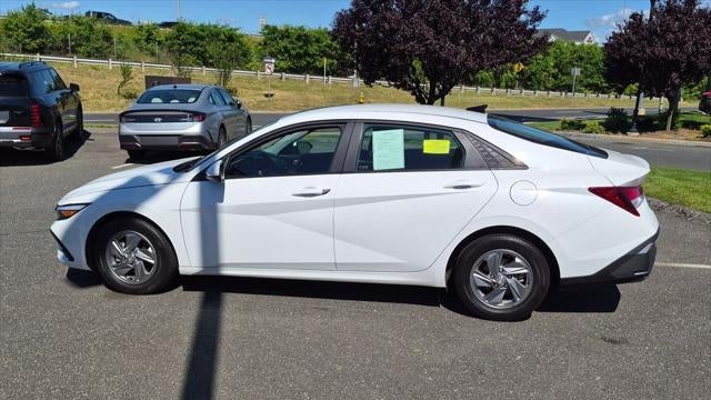 2024 Hyundai ELANTRA SE