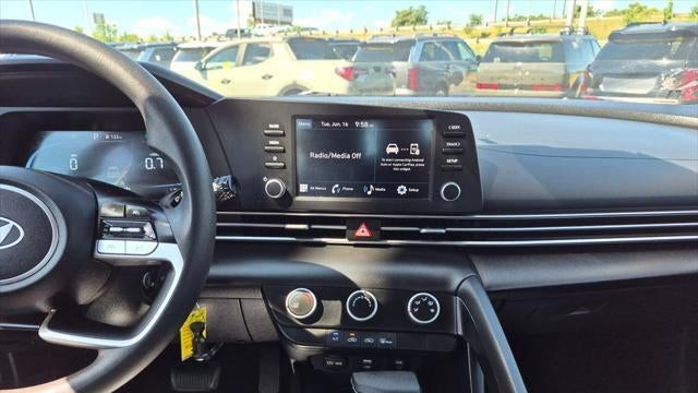 2024 Hyundai ELANTRA SE