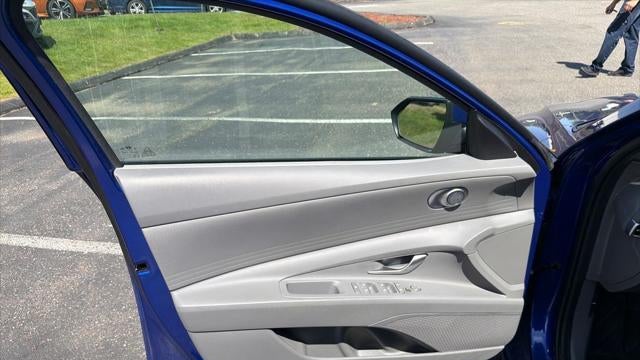 2024 Hyundai ELANTRA SE
