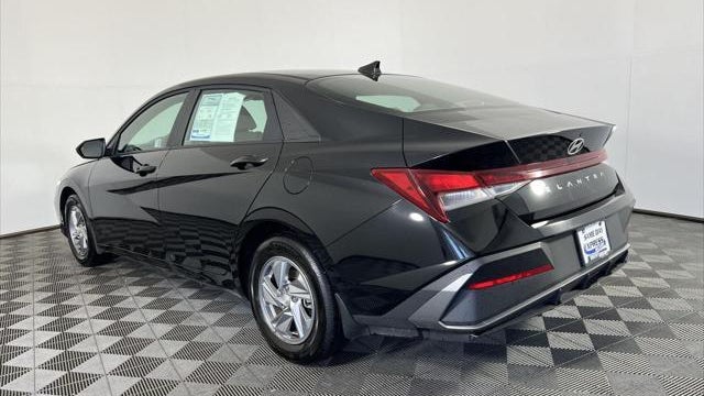 2024 Hyundai ELANTRA SE