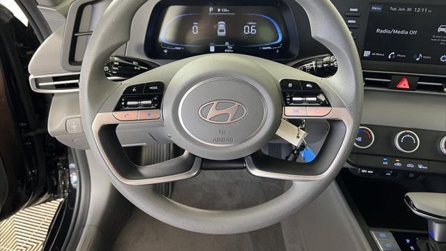 2024 Hyundai ELANTRA SE