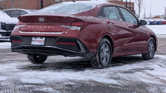 2024 Hyundai ELANTRA SE