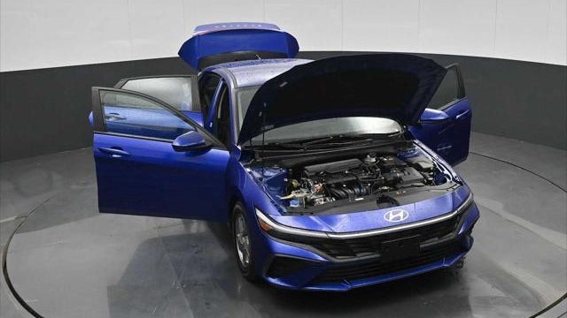 2024 Hyundai ELANTRA SE
