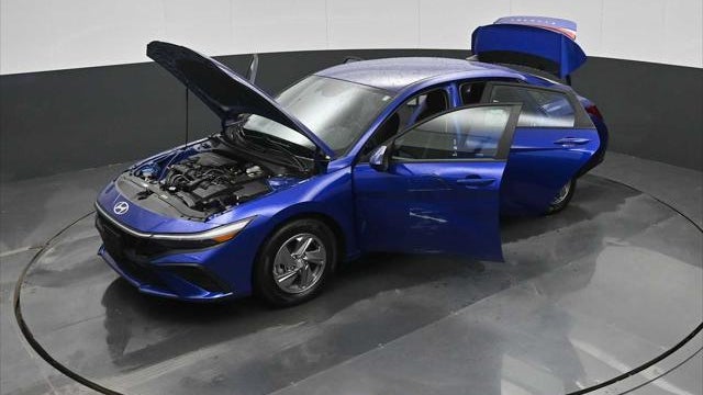 2024 Hyundai ELANTRA SE