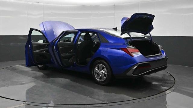 2024 Hyundai ELANTRA SE
