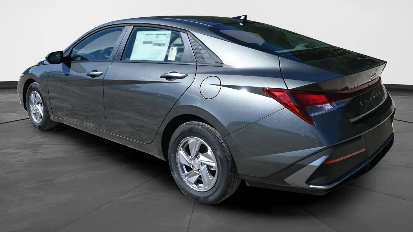 2025 Hyundai ELANTRA SE