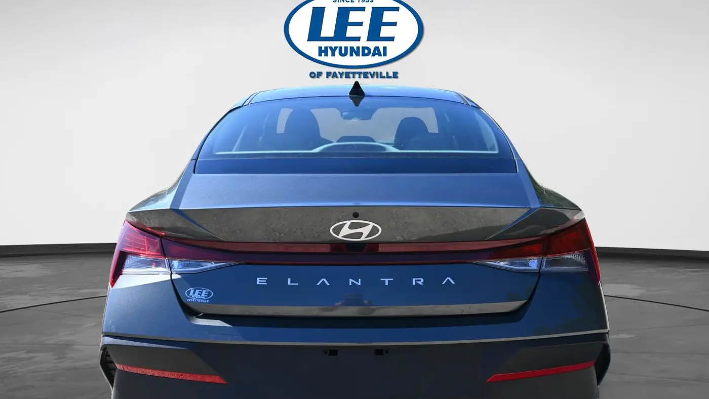 2025 Hyundai ELANTRA SE