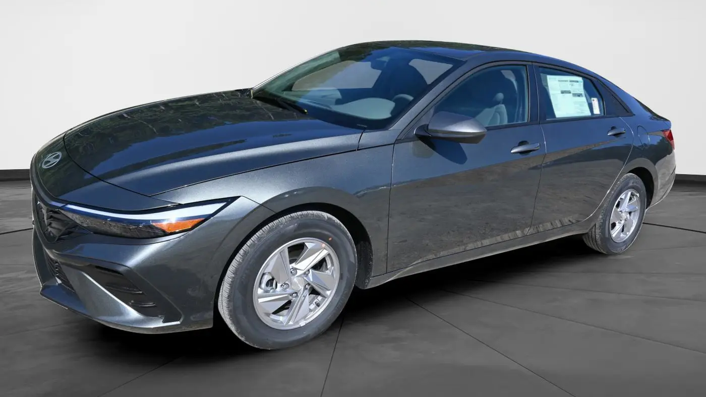 2025 Hyundai ELANTRA SE