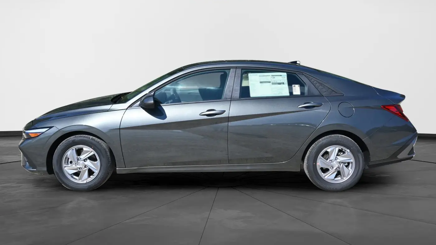 2025 Hyundai ELANTRA SE