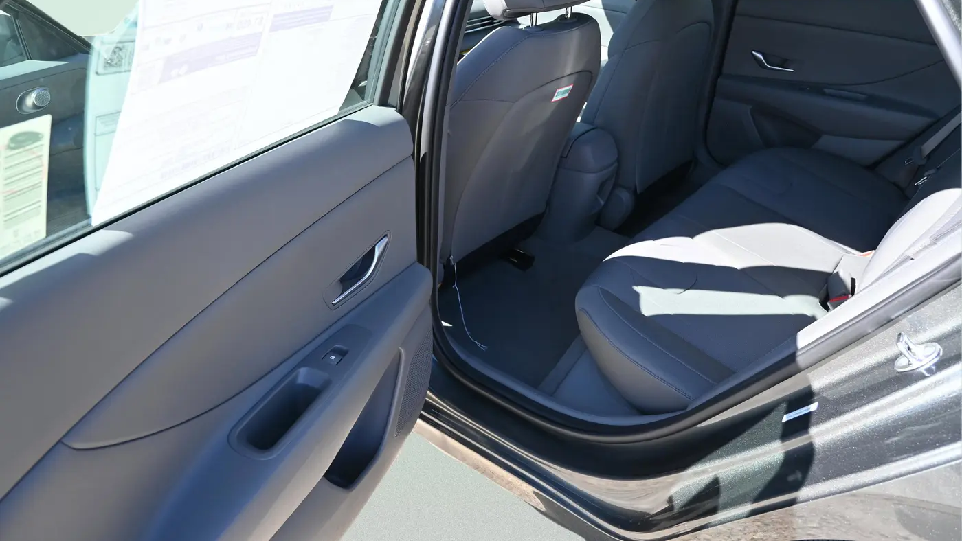 2025 Hyundai ELANTRA SE