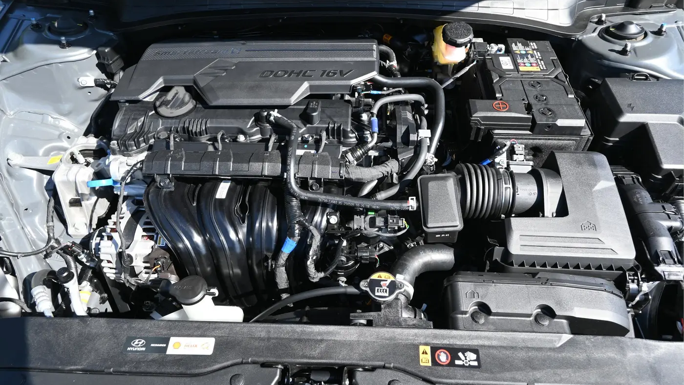 2025 Hyundai ELANTRA SE