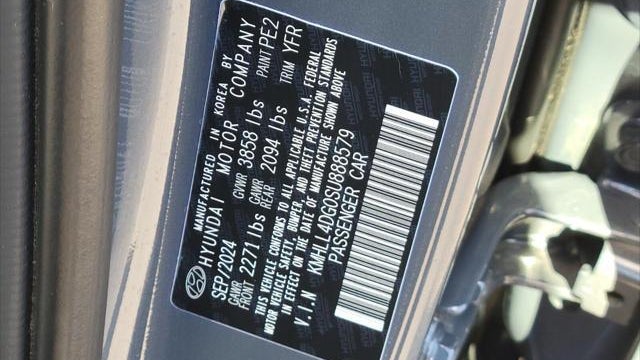 2025 Hyundai ELANTRA SE