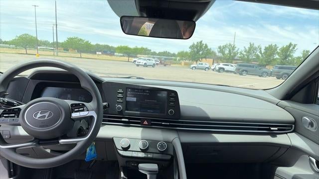 2025 Hyundai ELANTRA SE