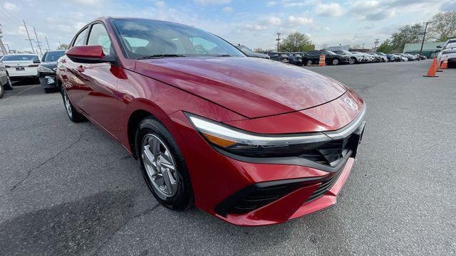 2025 Hyundai ELANTRA SE