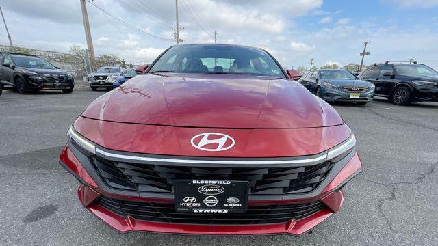 2025 Hyundai ELANTRA SE