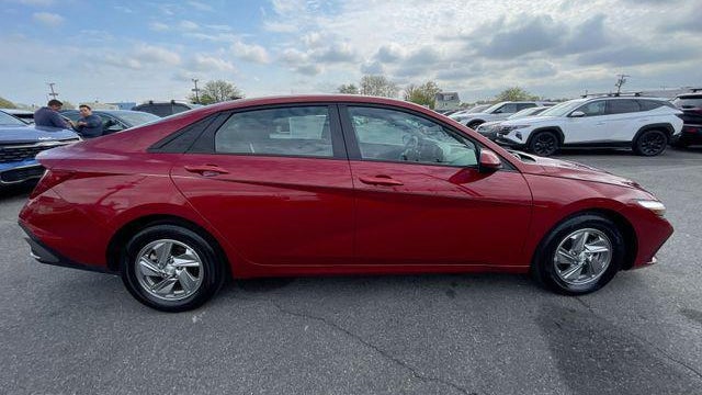 2025 Hyundai ELANTRA SE
