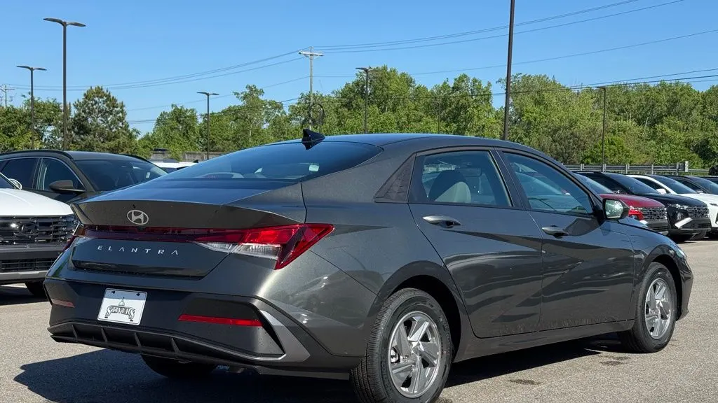 2026 Hyundai ELANTRA SE